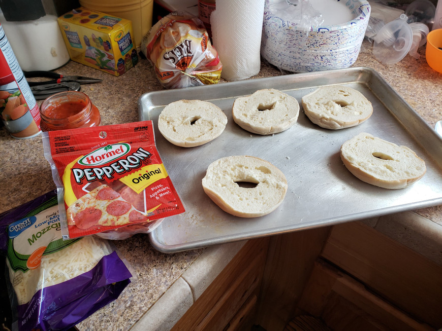 Kid Friendly & Easy Dinners #1 [Bagel Pizzas]